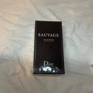 Dior Sauvage Eau de Parfum - Helt ny 100ml parfym, pris kan diskuteras vid snabb affär.  Säljer bort en del av min parfym kollektion så det finns lite fler parfymer under min profil, paketpris går också och fixa.    Frakt erbjuds Kvitto finns!