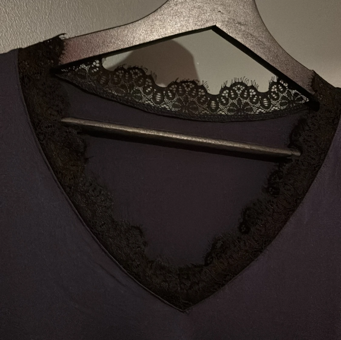 Mörkblå långärmad topp med spets - 1