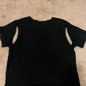 Svart kortärmad t-shirt - T-shirt som jag har klippt själv!