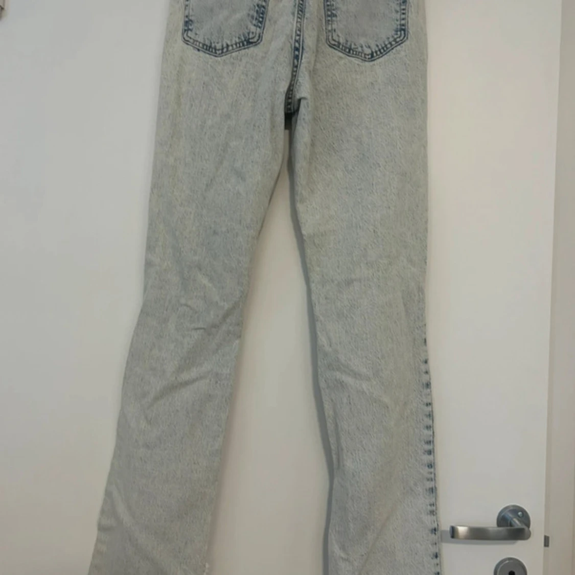 Ljusblå slitna bootcut jeans - 1