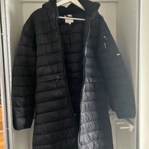 Ridkappa - Ridkappa från hööks  med huva och dragkedja hela vägen. Jackan har quiltad design, innerficka med dragkedja och praktisk ficka på ärmen. Perfekt för kalla dagar och riktigt skön att bära.