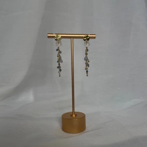 Handgjorda örhängen  - Handgjorda örhängen med vita blommor och blåa små pärlor 