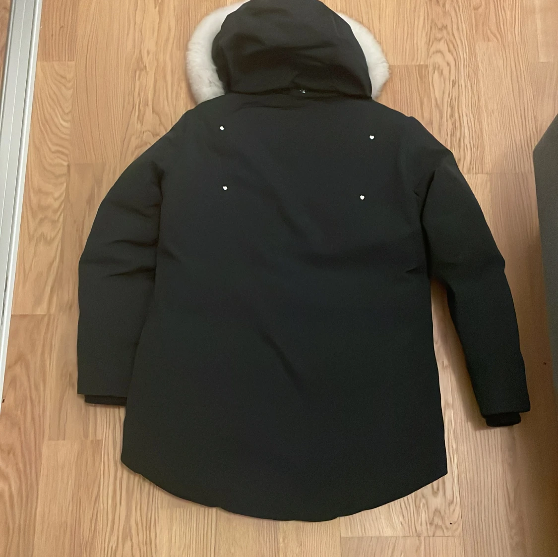 Svart dunjacka Moose Knuckles med pälskrage - 1