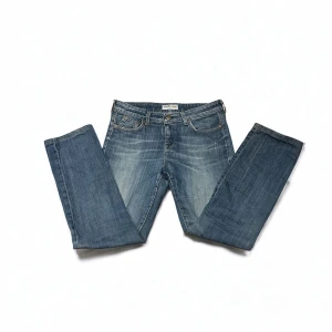 Lee Jeans - Detta är ett par sköna och stilrena jeans, från Lee. Dem är rätt så tunna då är bra om du är en varm person, dem är lite använda men inte så man ser mycket alls, det ska nog passa dig bra om du är runt 164-160