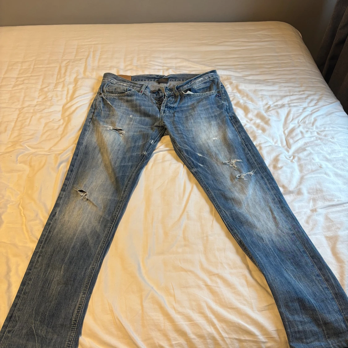 Blå slitna jeans från Dondup