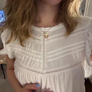 Vit söt blus - Söt blus från Vila jag inte längre använder. Storleken är 40 men krympte i tvätten och fick den därför av min mamma. Den passar mig perfekt som har XS/34!