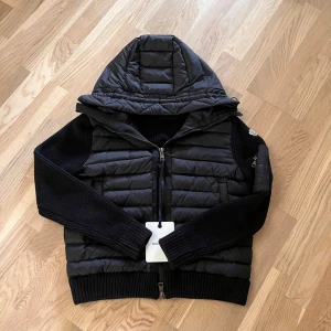 Moncler Cardigan - Säljer en moncler cardigan som används sparsamt ett fåtal gånger, den är i väldigt fint skick! Moncler tags finns, qr kod, nfc scan osv. Storlek M men jag skulle säga att den passar folk som har S också. Funkar jättebra nu inför hösten men om man har en hoodie under så kan man definitivt ha den på vintern också!😁