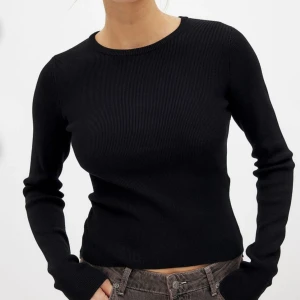 Ribbstickad tröja  - Säljer en svart ribbad långärmad tröja från NAKD !! Pris kan diskuteras 