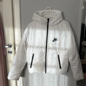 Vit vinterjacka från Nike XS - Säljer min vinterjacka från Nike i storlek XS.  