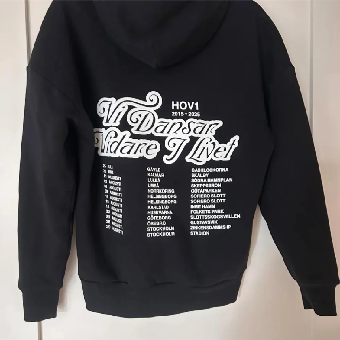 Svart Hov1 hoodie med tryck