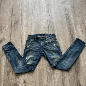 Replay anbass jeans  - Säljer dessa rikigt feta Replay anbass jeans med slitningar⭐️Storlek : W28/L32!👍 Skick : NYSKICK!🤝 Hör gärna av er om ni har funderingar!🙌