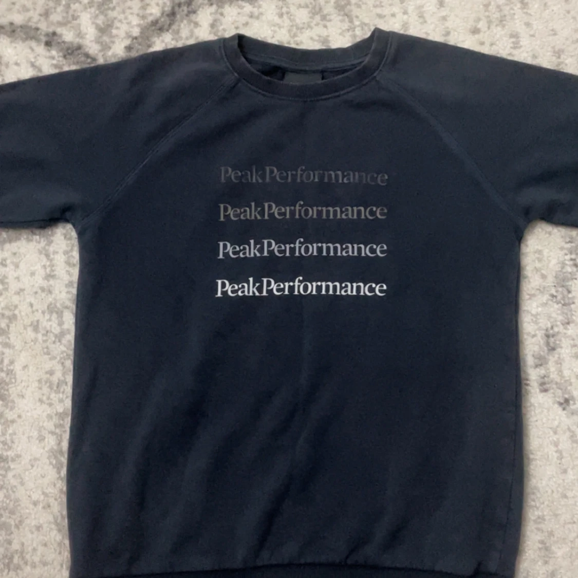 Mörkblå Peak Performance sweatshirt