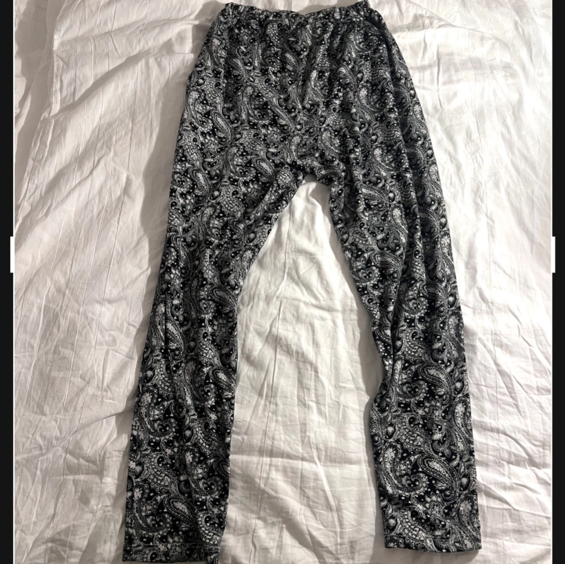 Svarta paisleymönstrade byxor från Soul River - 1