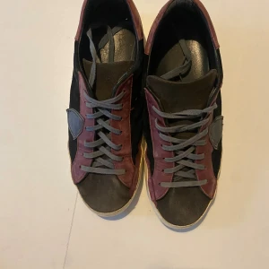 Phillipe models - Ett par snygga phillipe modles som behöver nytt hem. Säljer dessa pga förändring av stil, kan släppa dessa för 250kr kan dock diskutera pris vid snabb affär. fraktar inom 12h. För fler bilder kom privat.🤎