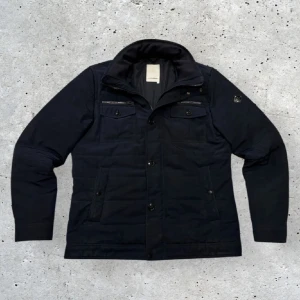 J.Lindeberg Jacka - Trendig J.Lindeberg Bailey Jacka | Perfekt vinter/höst jacka | Skick 9/10 inga skador | Storlek L och färgen marinblå | SLUTSÅLD MODELL | Nypris 3500kr | Hör av er för mer information/bilder!
