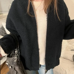 Mörkblå bomberjacka från Zara!!! - Säljer min FAVVO mörkblåa bomberjackan från Zara!! St xs-s men ändå ganska stor i modellen. Jackan är lite luddigt/ teddymaterial och i mycket bra skick, skriv om ni har några frågor!💙💙💙pris kan diskuteras!