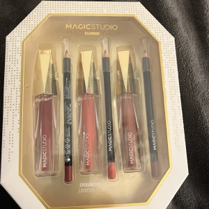Magic Studio läppstift & läppennor set - Snyggt set med tre flytande läppstift och tre matchande läppennor från Magic Studio Diamond. Färgerna går i nude, röd och rosa toner. Den är vattentät. Råkade köpa två stycken