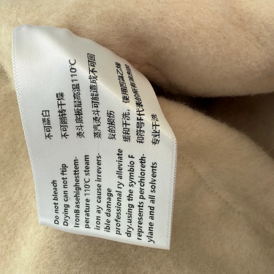 Kappa med fuskpälsdetaljer - 2