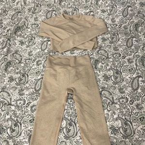 Beige croppad tröja från Bikbok - Beiget tränings sett från bikbok har endast testat så typ helt nytt