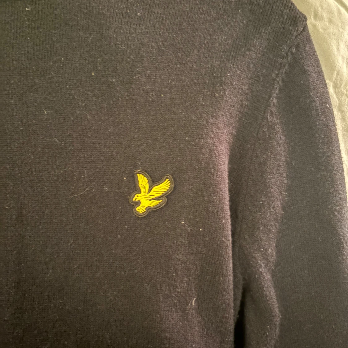 Mörkblå stickad tröja från Lyle & Scott - 2