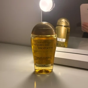 argan oil of morocco hårolja 100ml - argan oil of morocco från OGX. oljan är gyllengul och passar alla hårtyper. perfekt för att ge glans och mjukhet till håret med en lyxig känsla. säljer då jag har för mycket hår produkter och hinner inte använda! endast testad.