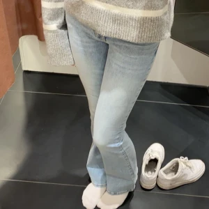 Ljusblå bootcut jeans - Snygga ljusblå jeans med bootcut-modell och klassisk femficksdesign. Jeansen har en smal passform upptill och lätt utsvängda ben, vilket ger en trendig siluett. Perfekta att matcha med sneakers eller boots.