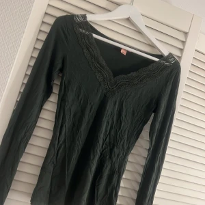 Militär grön tröja med spets  - Militär grön tröja med spets från hunkemöller storlek S 