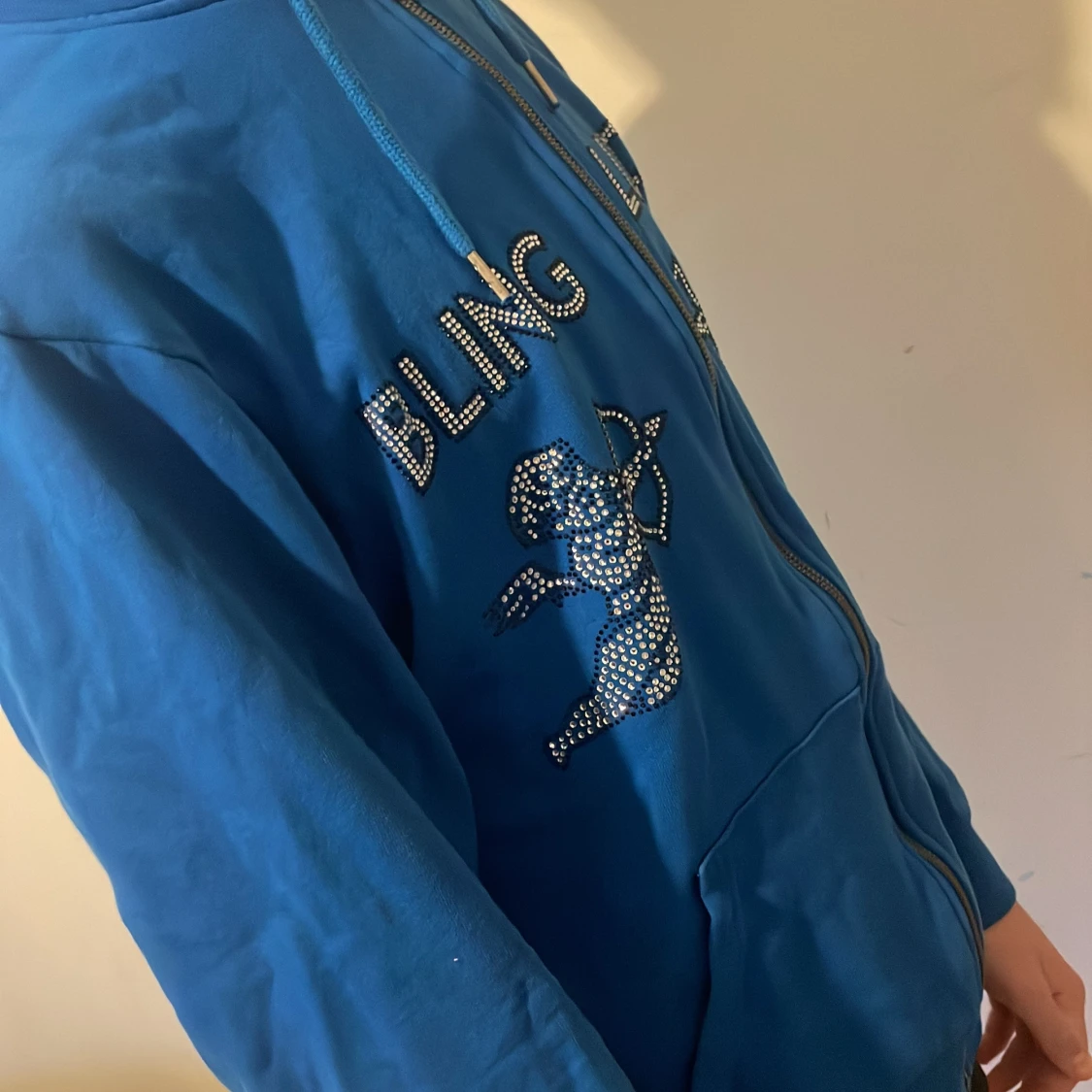 Blå hoodie med bling och ängelmotiv - 3