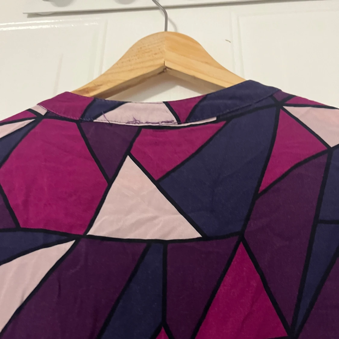 Färgstark blus från Jyothi med grafiskt mönster - 4