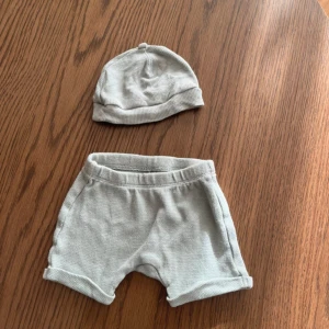 Matchande bebisshorts och mössa - Matchande bebisshorts och mössa från H&M i fint skick i storlek 56