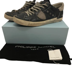 !LÅGT PRIS! Phillipe model - Detta är ett par jättesnygga skor av phillipe model i blått läder. Skorna har bra skick och är i storlek 43 men den är lite stor i storleken. Skon kommer med lådan, en dustbag och alla tags. Nypris är ungefär ~3800 men mitt pris är hela 1299kr