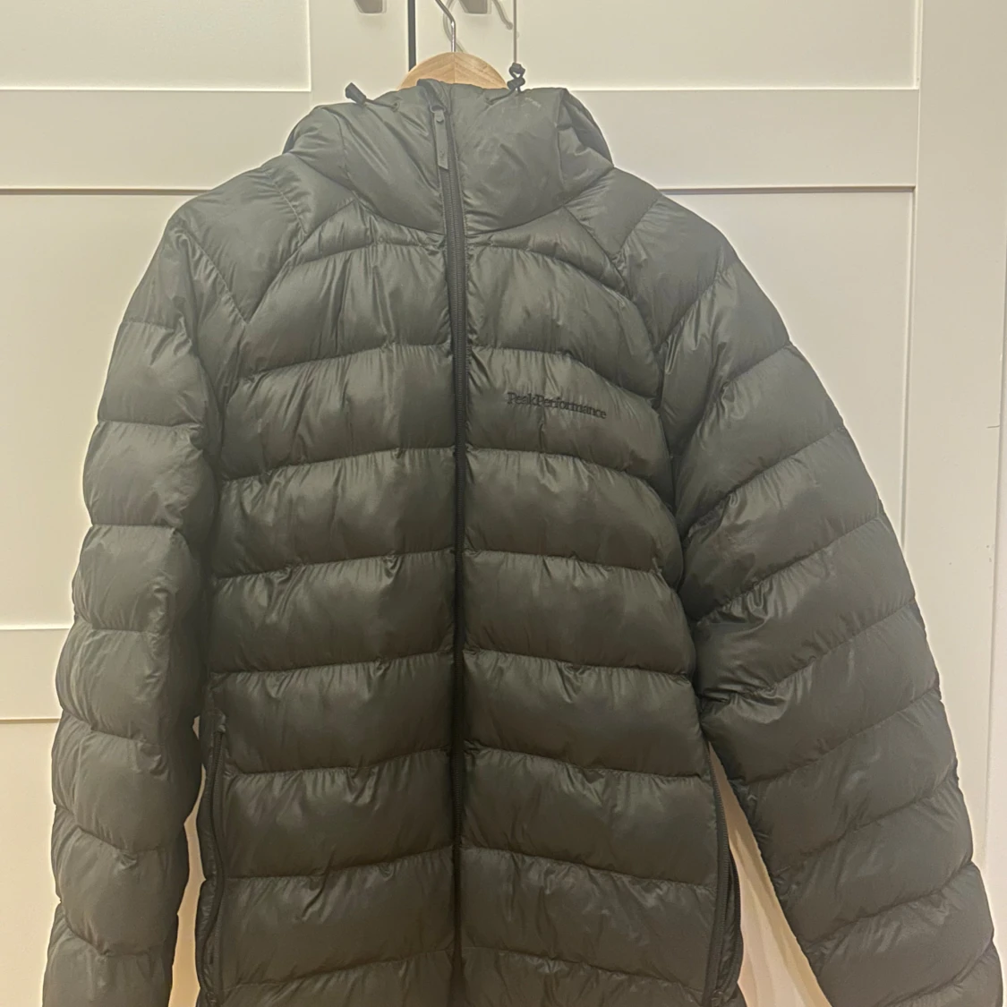 Svart dunjacka Peak Performance M