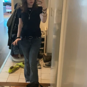 Midwaist bootcut Jeans Weekday - Midwaist/lowwaist Flame jeans från Weekday i bootcut. Defekter: litet ”hål” i skrevet, klippta längst ner då de var för långa för mig. Storlek w28 L34