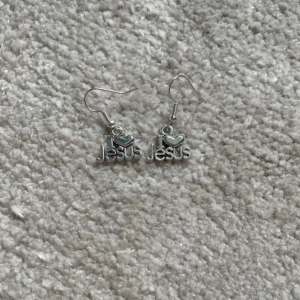 Örhängen I<3 Jesus  - Örhängen I <3 Jesus, du får med ploppar💕