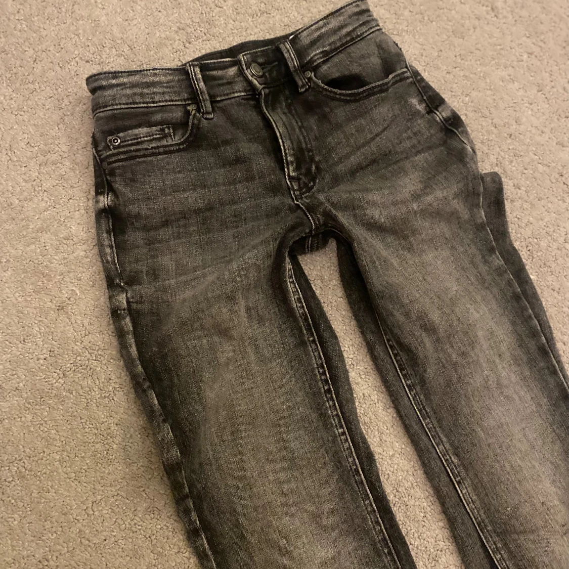 Bootcut svarta jeans med slitning - 3