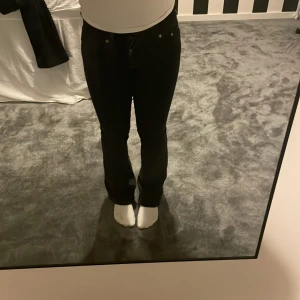 Svarta bootcut jeans från 157 XXS - Svarta jeans från 157 i modellen XXS Short. Byxorna har bootcut passform❣️