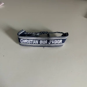Mörkblått Christian dior armband - Snyggt mörkblått Christian dior armband med justerbara flätor. Inga prisförslag!