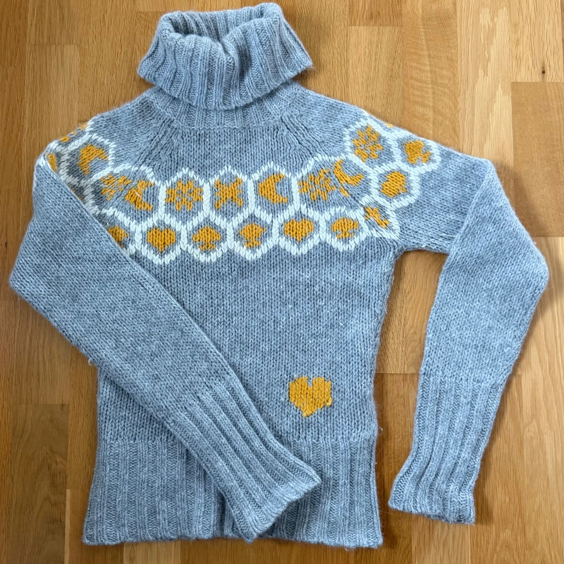 Grå polotröja med mönster och hjärta - 4