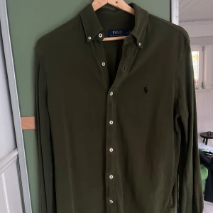 Ralph lauren skjorta - Ralph lauren Jersey skjorta i mörkgrön. S men passar S-M. Skönt material, nypris ca 1600