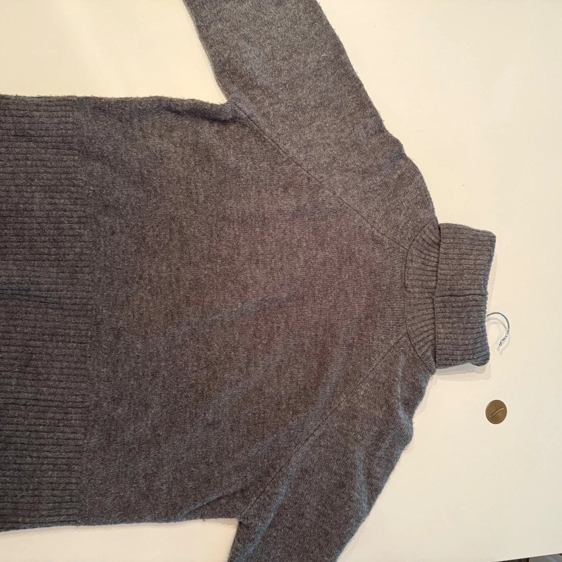 Grå stickad tröja med polokrage  - 1