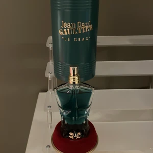 Jean Paul Gaultier ”Le beau” EDT - Jean Paul Gaultier ” Le Beau” EDT parfym. Knappt använd som man ser på bilderna. Pris kan diskuteras