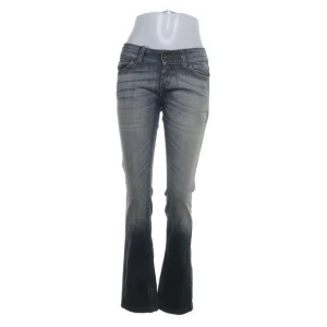 Bootcut jeans i mörk tvätt - Fick precis hem från Sellpy men passar tyvärr inte mig. orkar ej skicka tillbaka med sellpy då det är lång process så hoppas någon vill köpa på plick, midjemåttet är 76 cm