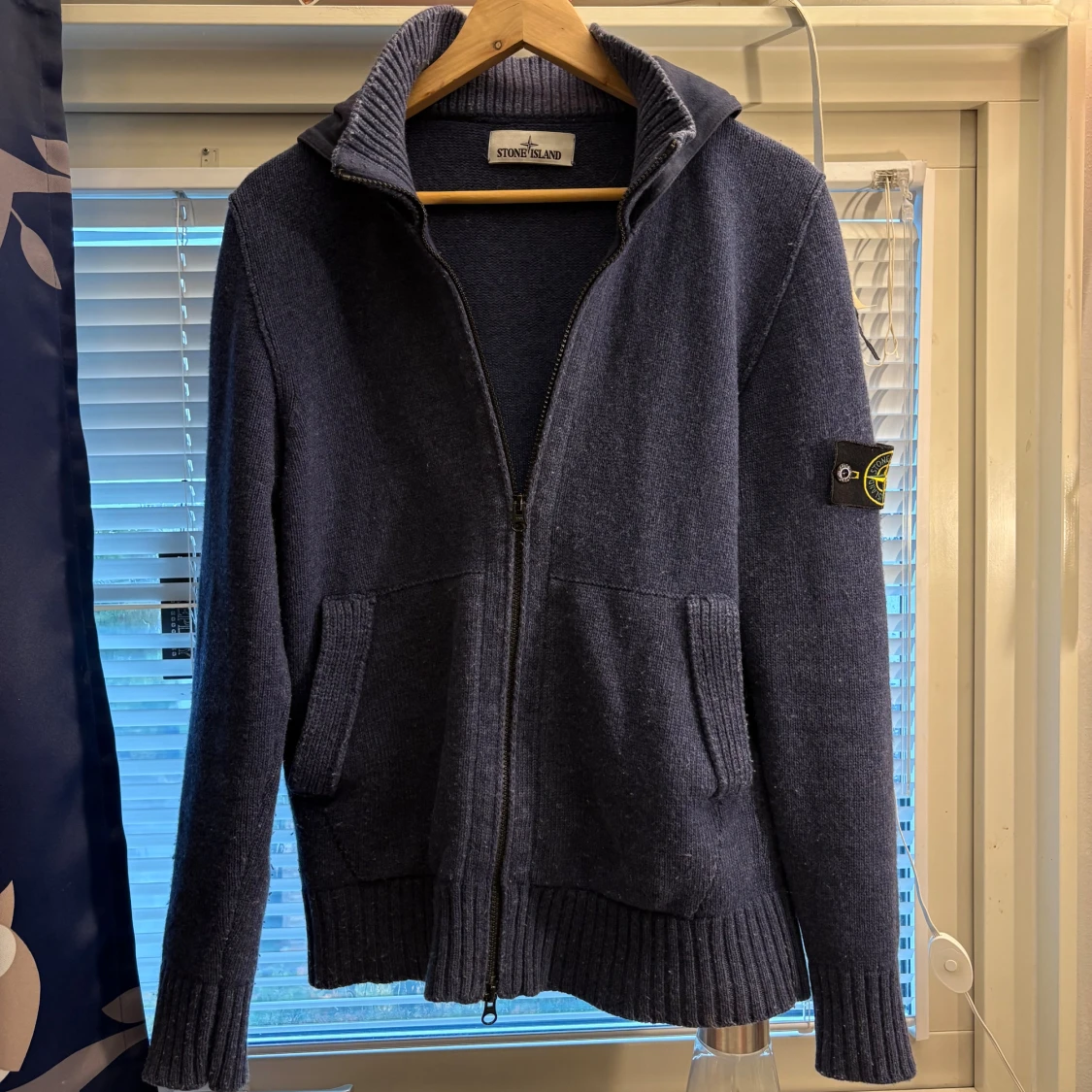 Mörkblå stickad Stone Island zipper