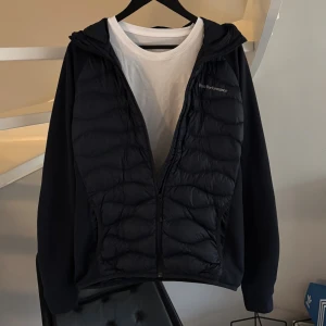 Peak performance jacka - Riktigt fet jacka från PeakPerformance i väldigt bra skick || Strlk M (Sitter mer åt S hållet) || Nypriset: Runt 2400, Mitt pris: 1199 || Perfekt nu till hösten, tveka inte på att skriva vid frågor och funderingar!