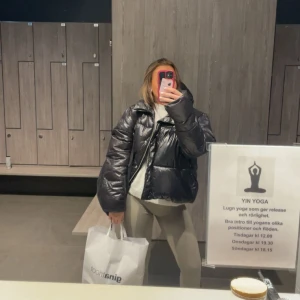 Höst  jacka - Säljer denna jackan från boho, inga defekter och håller värmen bra . Är 160 och den är inte för lång