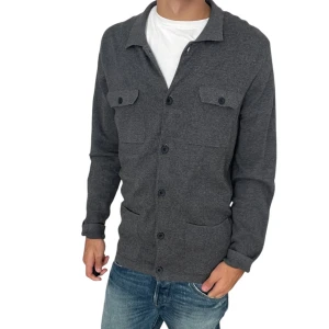 NYSKICK Massimo Dutti stickad cardigan  - As fet stickad cardigan från Dutti i toppskick, priset kan såklart diskuteras! 