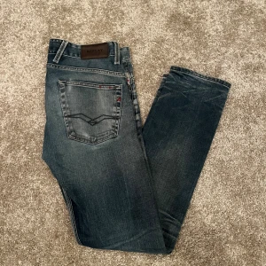 Replay jeans  - Säljer ett par snygga Replay jeans i storlek 32/32 med snygg slitning på vänster ben.🤩 Perfekta för dig som gillar en stilren look✌️Vid frågor eller funderingar tveka inte att höra av er!!🤩