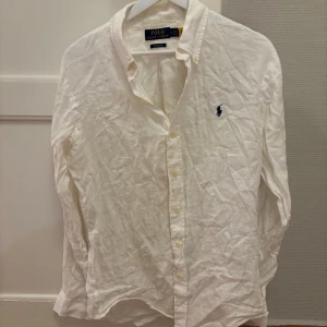 Linneskjorta Polo Ralph Lauren - Vit skjorta linneskjorta från Polo Ralph Lauren. Den är i storlek M och är i väldigt bra skick utan defekter. Nypris ligger runt 1500 kr men mitt pris är 399. Den är använd ett fåtal gånger men kommer inte till användning längre.