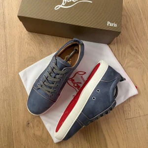 Ljus blåa Christian Louboutin skor  - Ett par skit snygga ljus blåa Christian Louboutin som är perfekta för hösten 🍂 skon är storlek 41 och allt og med följer och priset kan diskuteras❗️