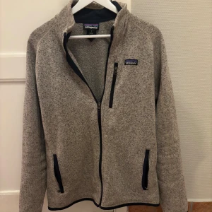 Patagonia fleece - Säljer en riktigt snygg Patagonia fleece i storlek M (normal i storlek). Den är i riktigt bra skick utan hål, fläckar eller andra defekter. Nypris ligger runt 1600 kr, men mitt pris är endast 699. Passar perfekt nu till höst och vinter.